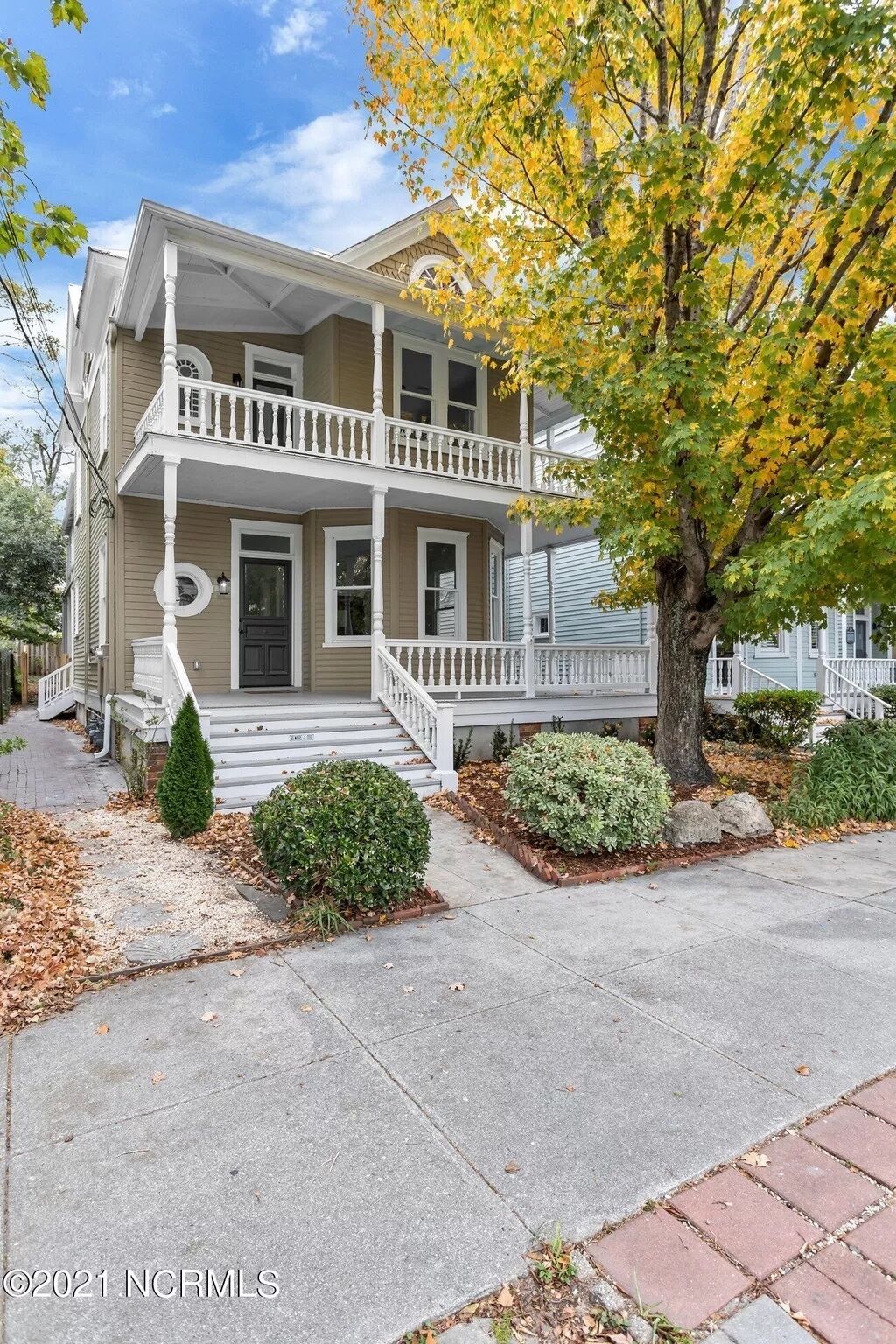 Art Deco Style 2BR home- 5 min walk to Downtown
