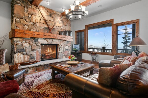 TV, fireplace - Grand Lodge at Deer Valley Resort - Three Bedroom Deluxe Residence #206 - Ski-in/ski-out (Park City)