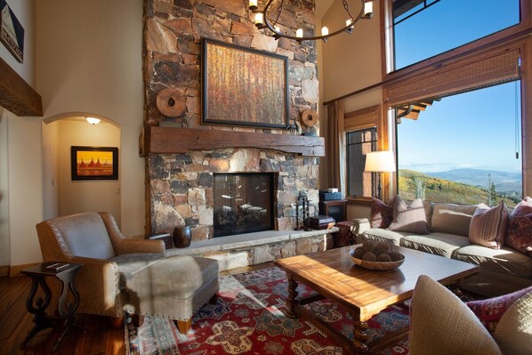 Televisión y chimenea 