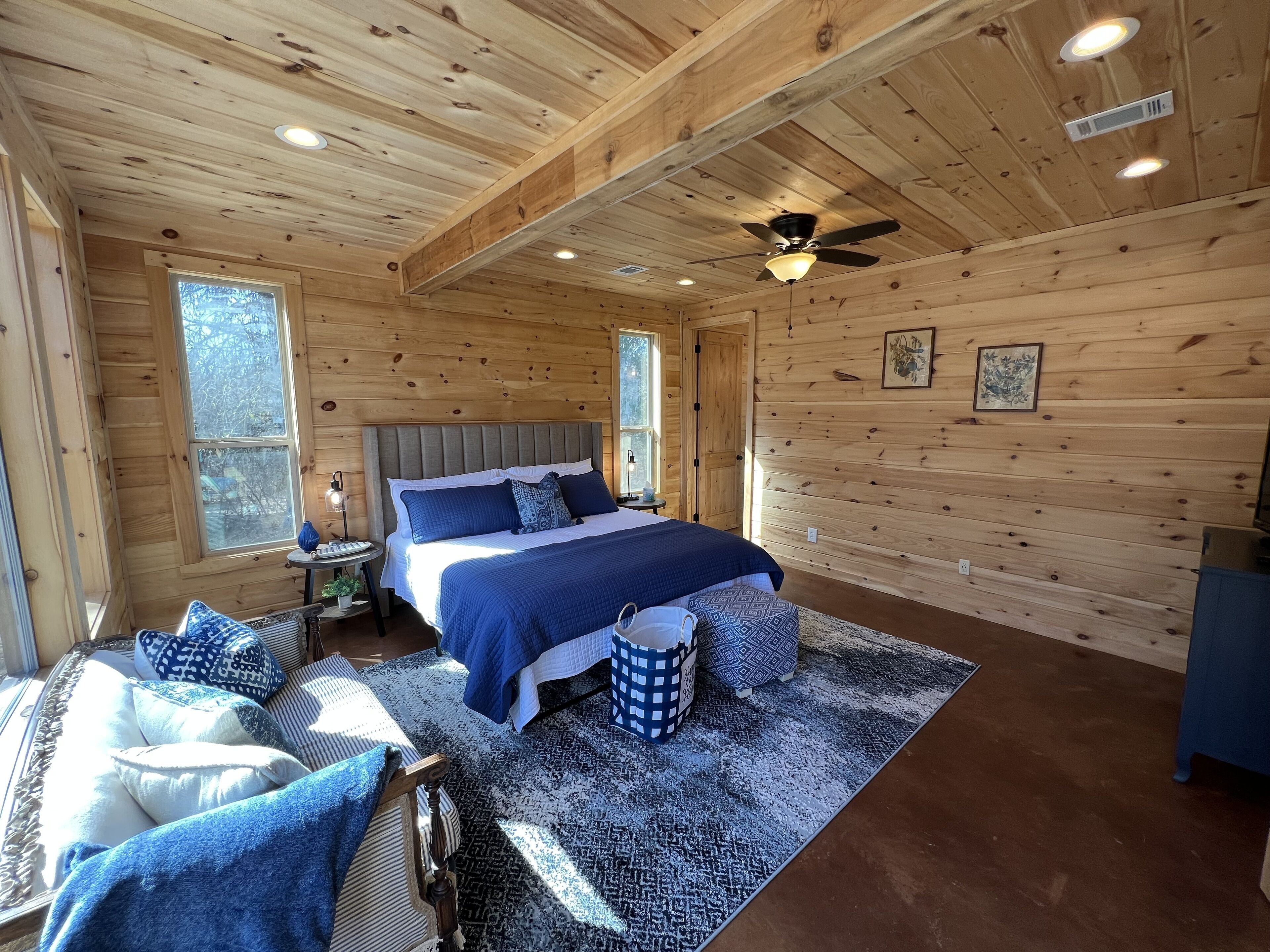 Beautiful rustic cabin on the shores of Greer's Ferry Lake