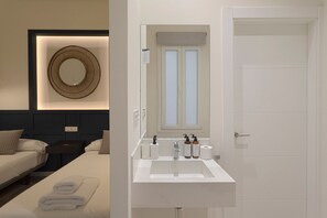 Douche, sèche-cheveux, serviettes fournies