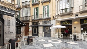 A courtyard with outdoor seating, a bar, and a restaurant named 'La Despensa de Tabaco'. - Fresh Velazquez Apartment D (Málaga)