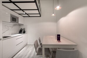 Geladeira, micro-ondas, cafeteira/chaleira, chaleira elétrica