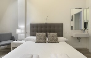 2 bedrooms, iron/ironing board, free WiFi, bed sheets