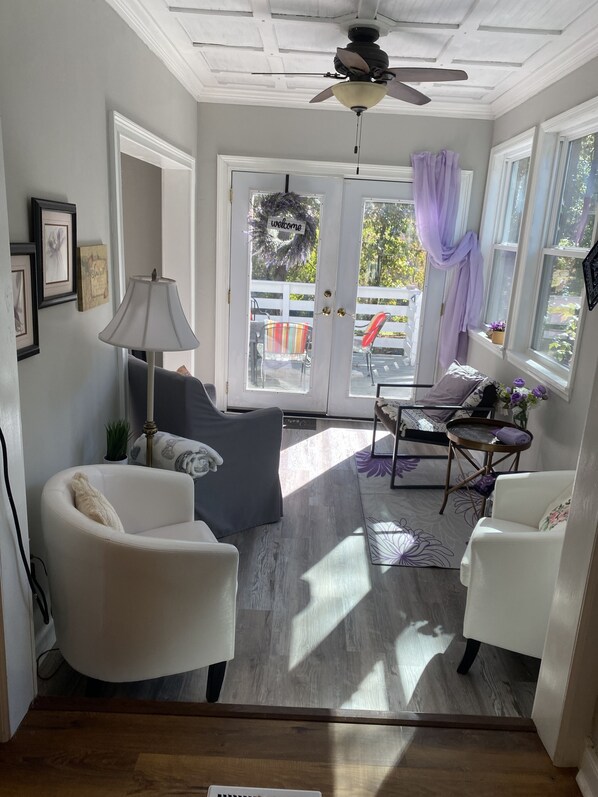 Smart TV, fireplace, books - The Geode, Cheerful, serene Jewelry box , 4 br, 2.5 bath, breathtaking views (Charlotte)