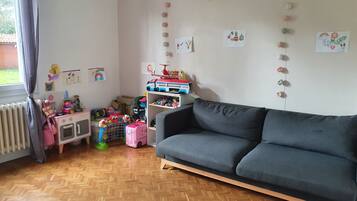 Televisión, chimenea y estéreo