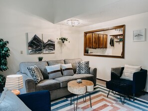 Apartment (2 Bedrooms) | Living room | Fireplace, ping pong - 73SW - F/P - W/D - Sleeps 6 (Deming)