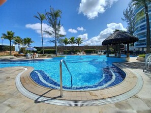 Utomhuspool och uppvärmd pool