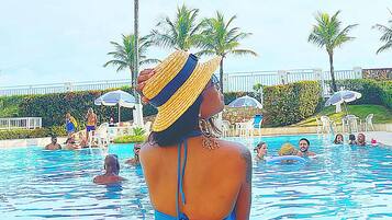 Utendørsbasseng og et oppvarmet basseng