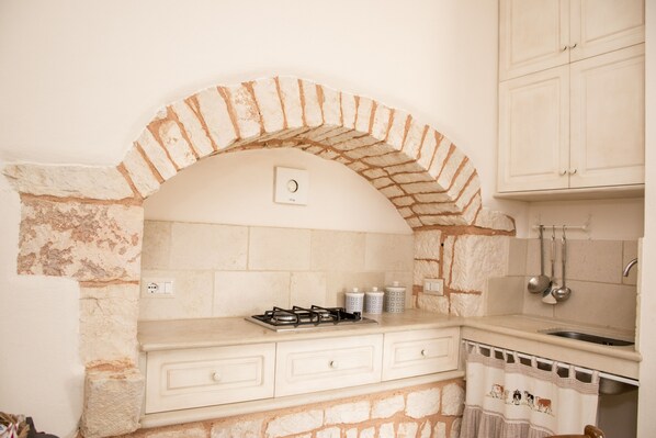 Fridge, oven, stovetop, coffee/tea maker - Trullo Panoramico - Micele Holiday Houses (Locorotondo)