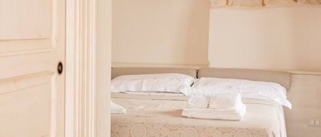 2 quartos, ferros/tábuas de passar roupa, berço de viagem