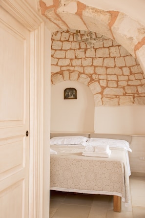 2 bedrooms, iron/ironing board, travel crib, free WiFi - Trullo Panoramique - Micele Holiday Houses (Locorotondo)