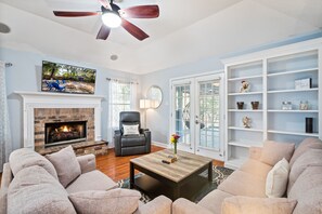 Smart-TV, peis, bøker og musikkbibliotek