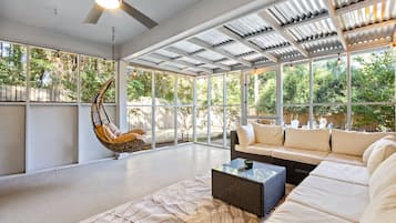 TV connectée, cheminée, livres, médiathÚque