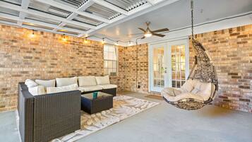 TV connectée, cheminée, livres, médiathÚque