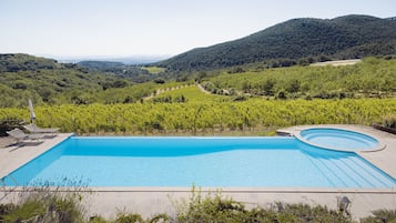 Piscina all'aperto, una piscina riscaldata