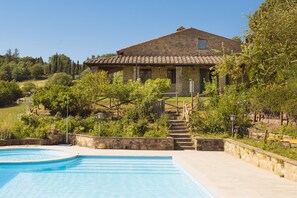 Outdoor pool, a heated pool - Villa I Girasoli in Montepulciano with Swimming pool (Montepulciano)
