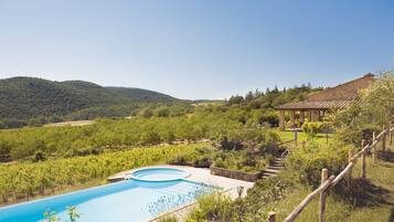 Piscina all'aperto, una piscina riscaldata