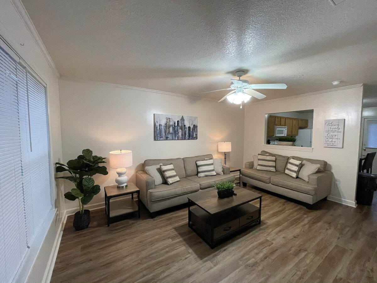 COZY TOWNHOME MINUTES TO DINING & SHOPPING