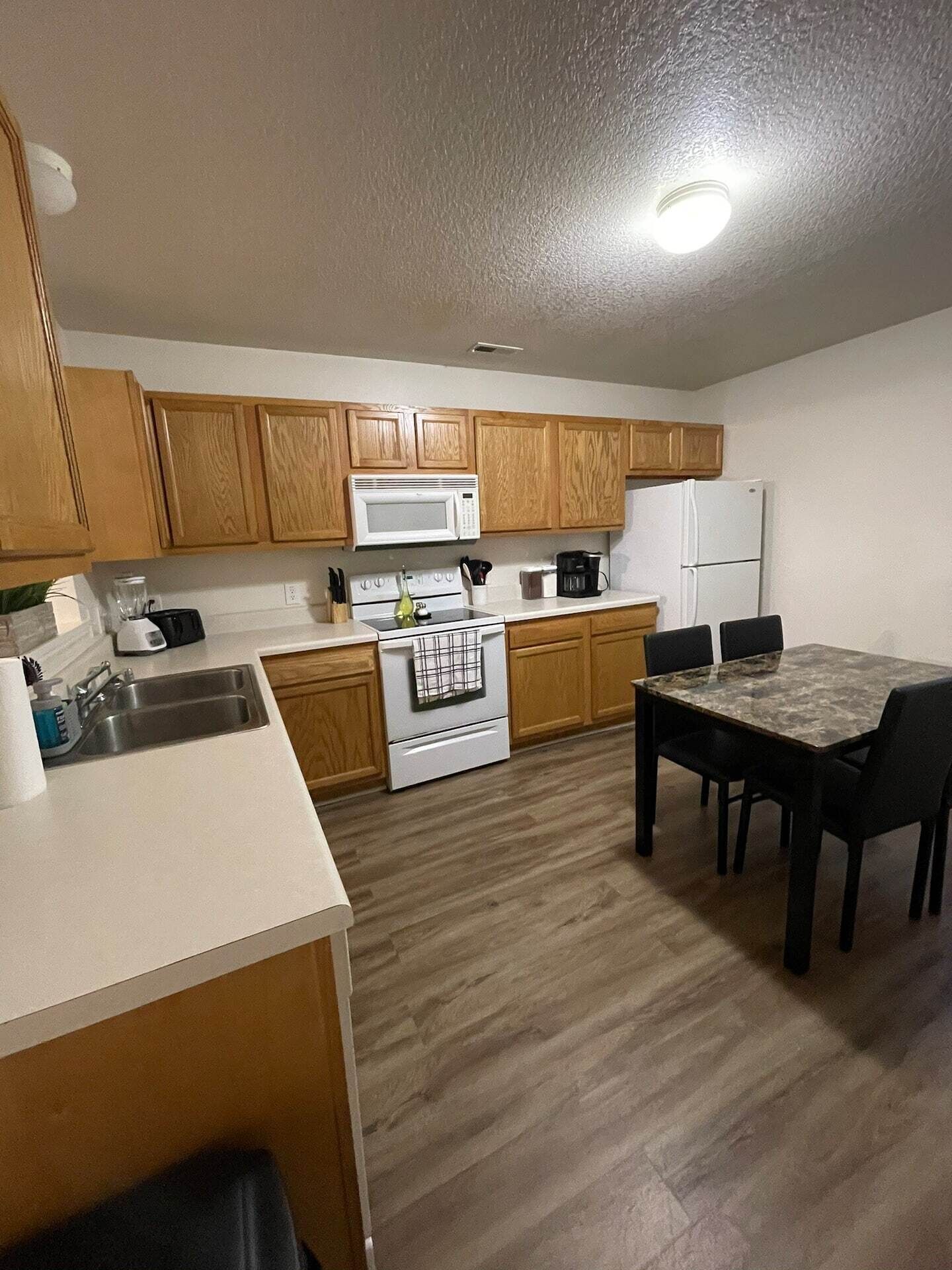 COZY TOWNHOME MINUTES TO DINING & SHOPPING