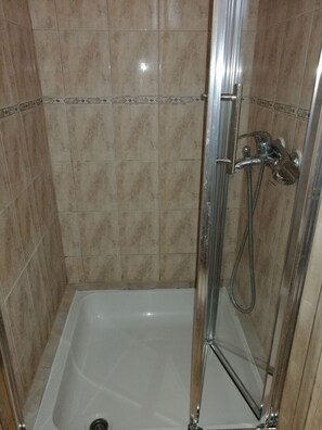 Bañera, secador de pelo, toallas
