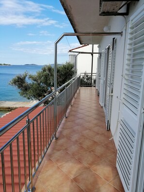 Property grounds - Apartment in Tribunj with Seaview, Balcony, Air condition, WIFI (5081-1) (Tribunj)