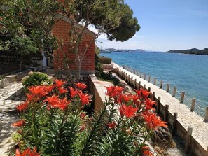 Property grounds - Apartment in Tribunj with Seaview, Balcony, Air condition, WIFI (5081-1) (Tribunj)