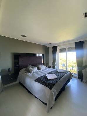 Caja de seguridad en la habitación y ropa de cama