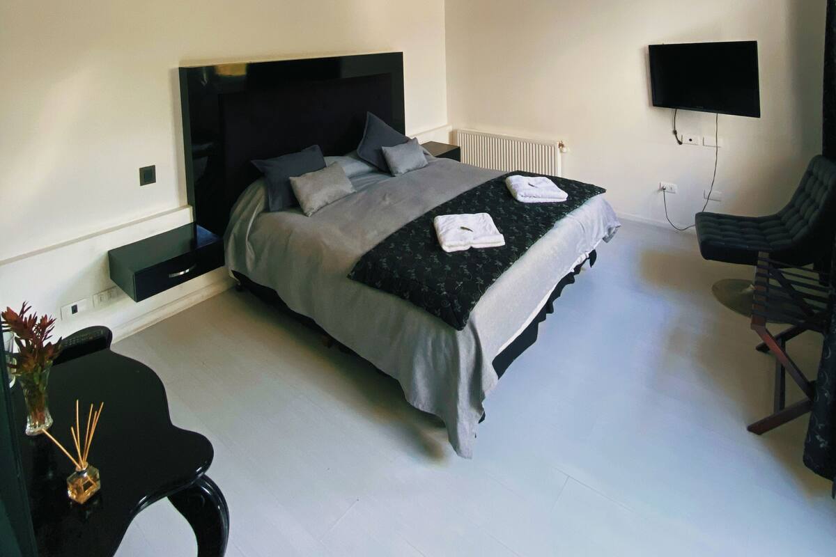 Habitación superior con 1 cama matrimonial o 2 individuales | Caja de seguridad en la habitación y ropa de cama