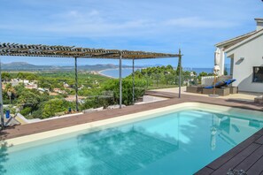 Outdoor pool - Family holidays in a bright and airy villa with extensive sea views and pool. (Sa Riera)