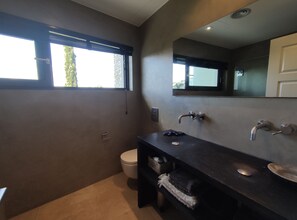 Combined shower/bathtub, hair dryer, towels, toilet paper - Family holidays in a bright and airy villa with extensive sea views and pool. (Sa Riera)