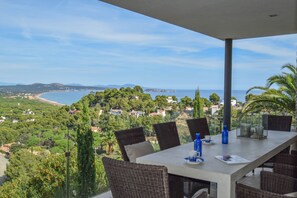 Outdoor dining - Family holidays in a bright and airy villa with extensive sea views and pool. (Sa Riera)