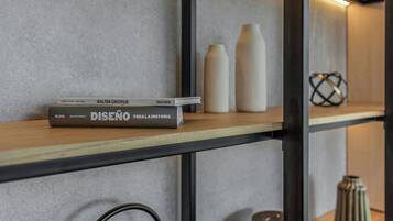Una estantería con un libro titulado 'DISEÑO' y dos jarrones.