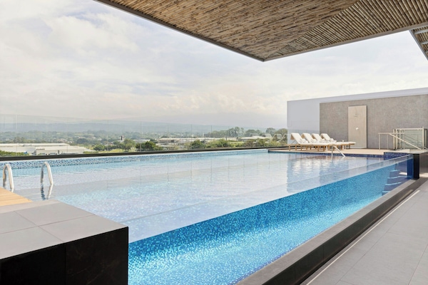 Piscina a l'aire lliure (horari: 08:00-21:00) i gandules