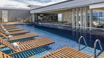 Piscina externa, funciona das 8h às 21h, espreguiçadeiras