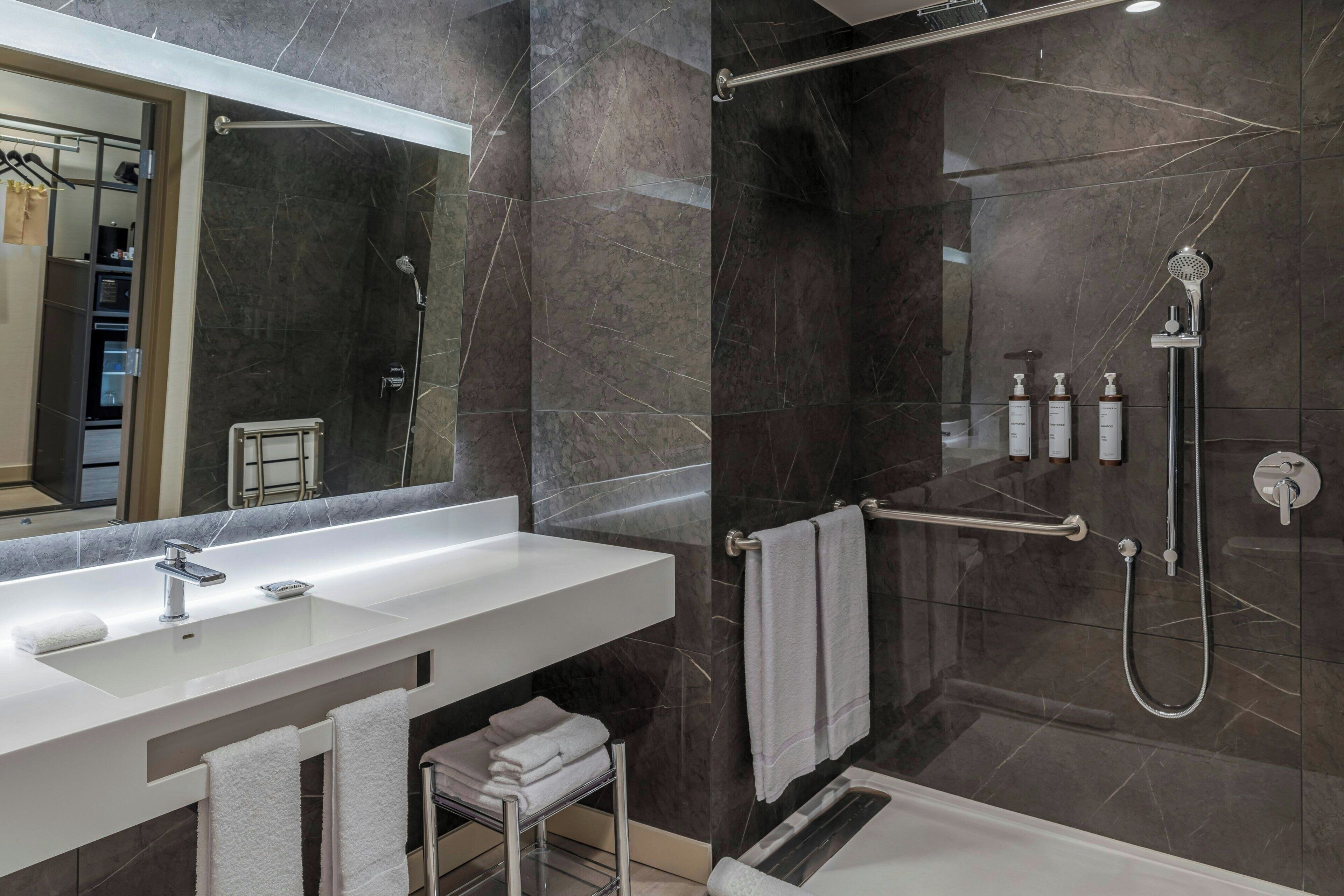 suite, 1 bedroom, non smoking | bathroom | free toiletries, hair dryer, towels