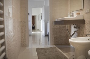 Dusche, Haartrockner, Bidet, Handtücher