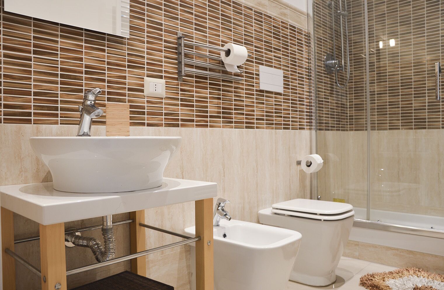 Regadera, secadora de cabello, bidet, toallas 