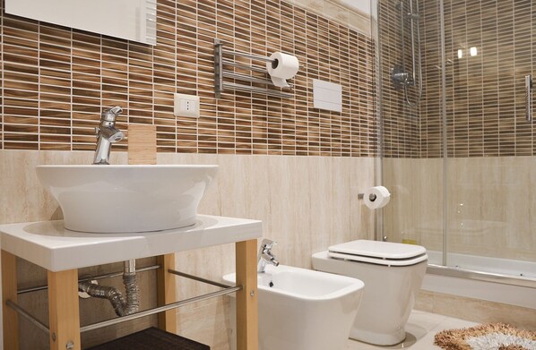 Douche, sèche-cheveux, bidet, serviettes fournies