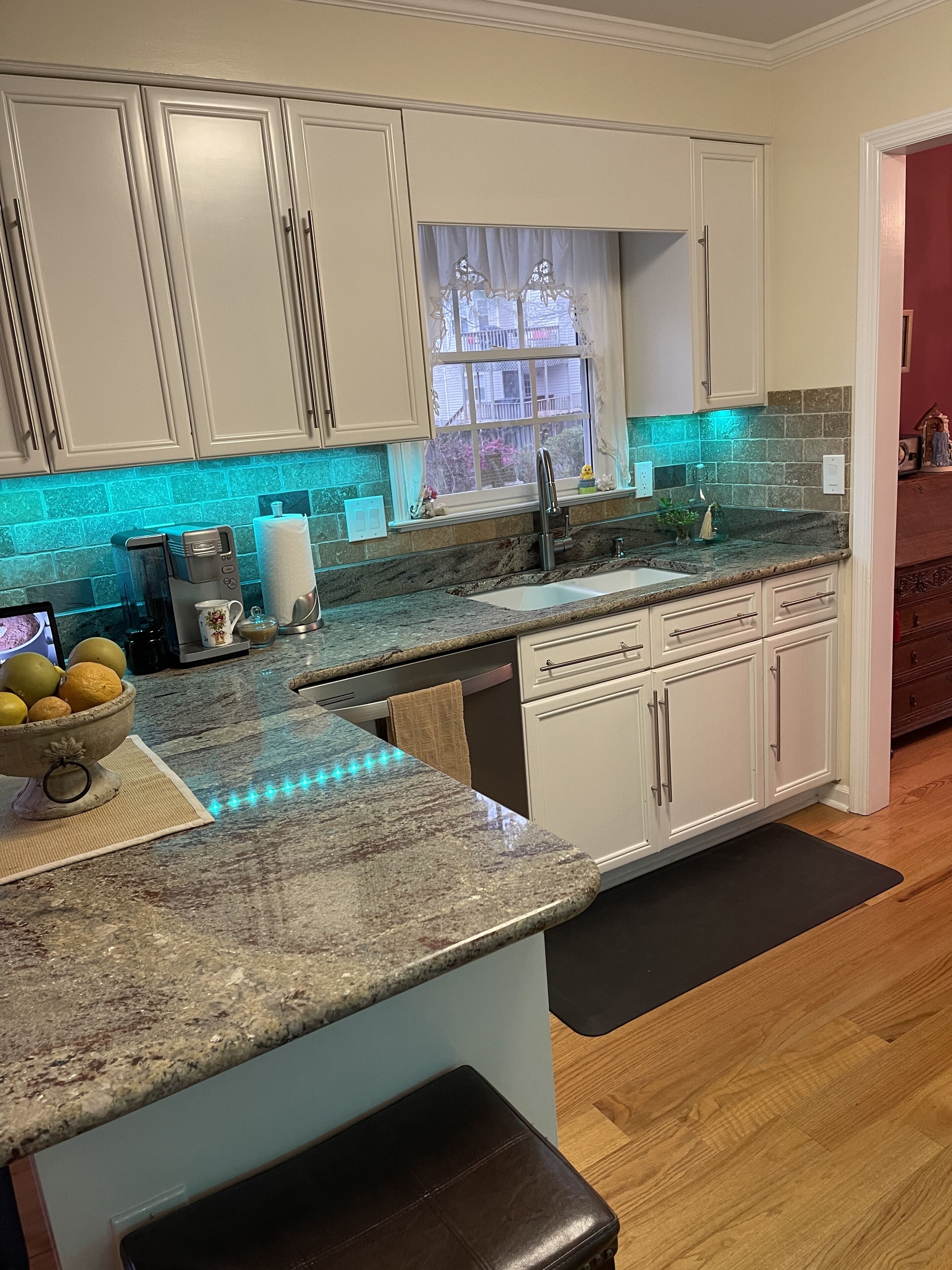 Jääkaappi, mikroaaltouuni, uuni, liesi