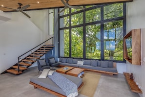 Een smart-tv en boeken