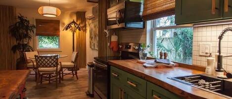 Kylskåp, mikrovågsugn, ugn och spishäll