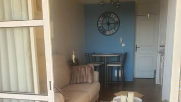 Televisión, mesa de ping pong