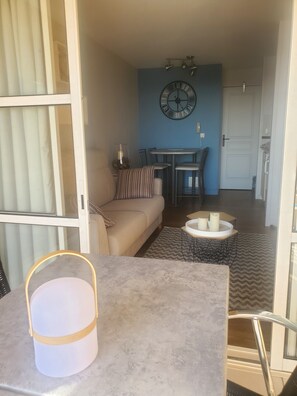 Fernseher, Tischtennisplatte