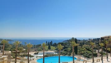 Una piscina al aire libre, una piscina climatizada