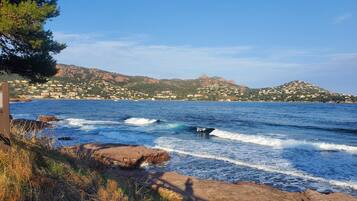 Una playa cerca, sillas reclinables de playa