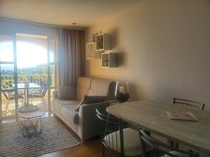 Fernseher, Tischtennisplatte