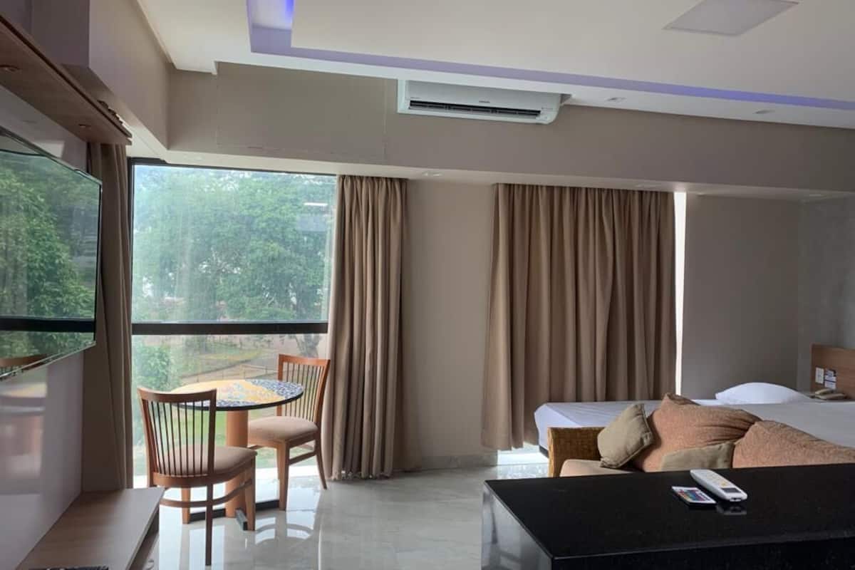 room 206 flat | in-room safe, individually furnished, blackout curtains, free wifi