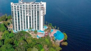Un hotel moderno con piscina y vista al mar.