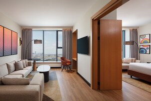 Frigobar, cofres nos quartos, escrivaninha